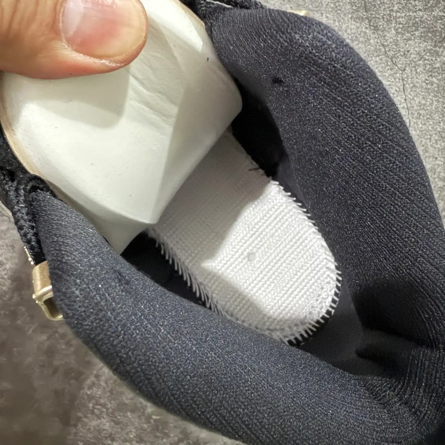Air Jordan 12 - Image 3