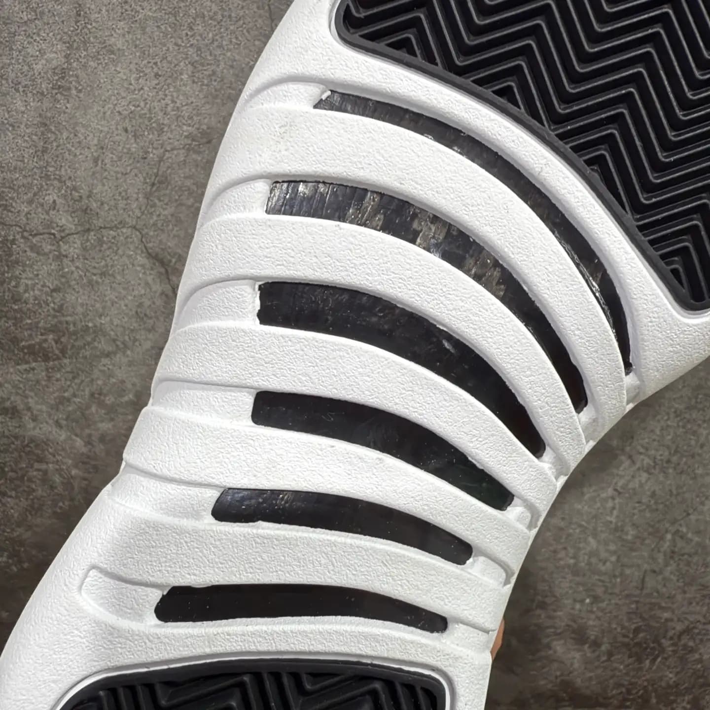Air Jordan 12 - Image 9