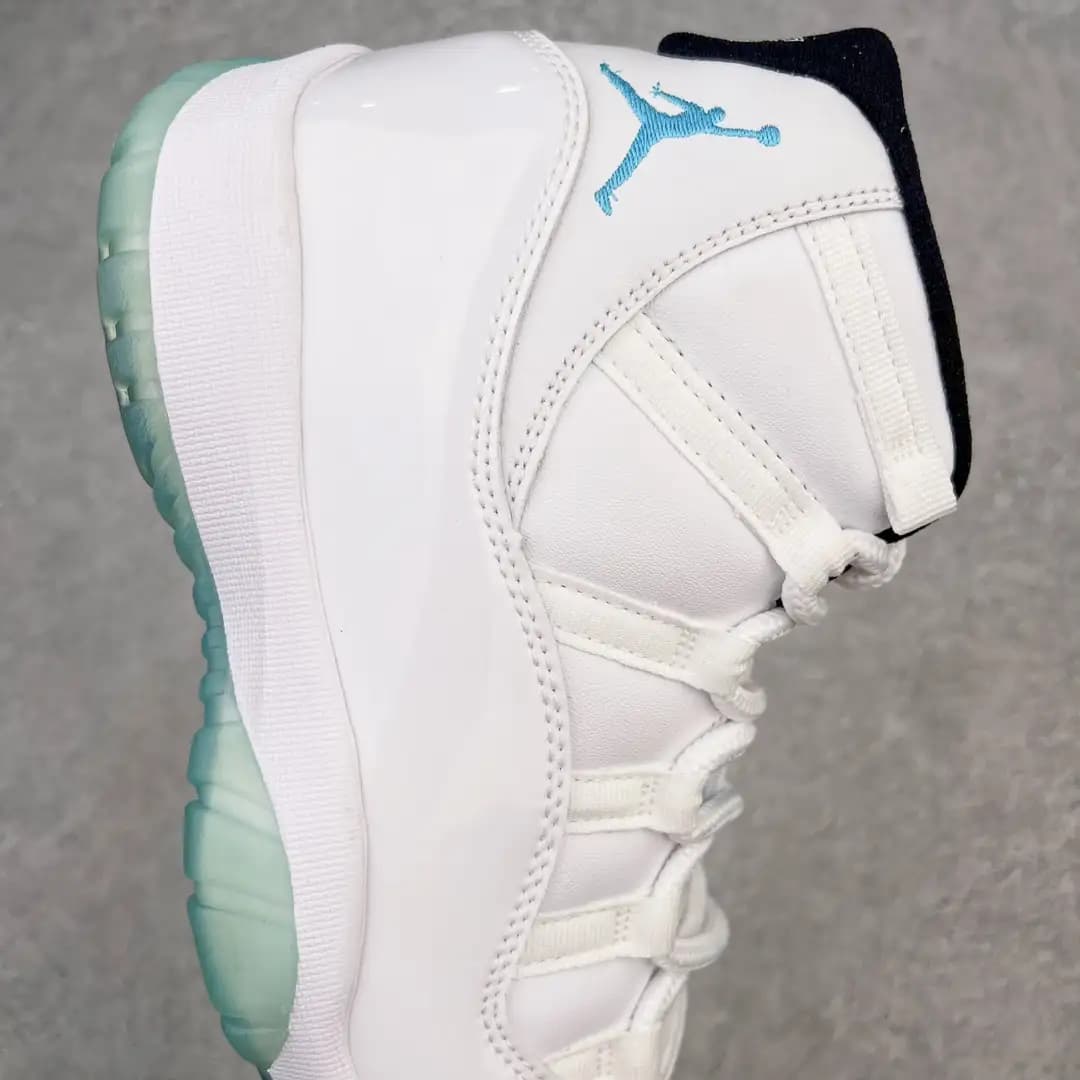 Air Jordan 11 - Image 2