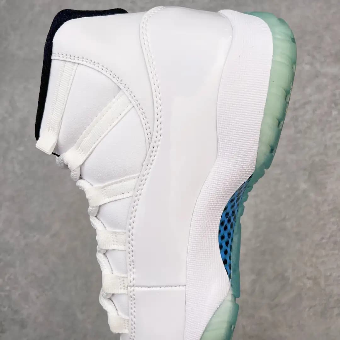 Air Jordan 11 - Image 4