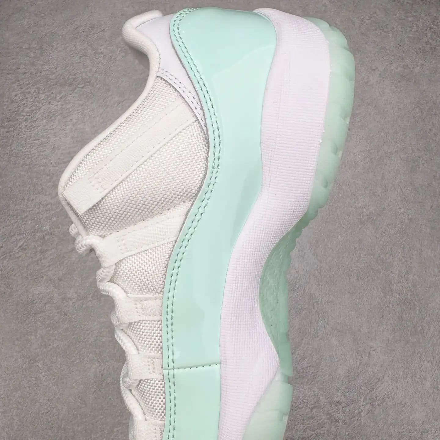Air Jordan 11 - Image 2