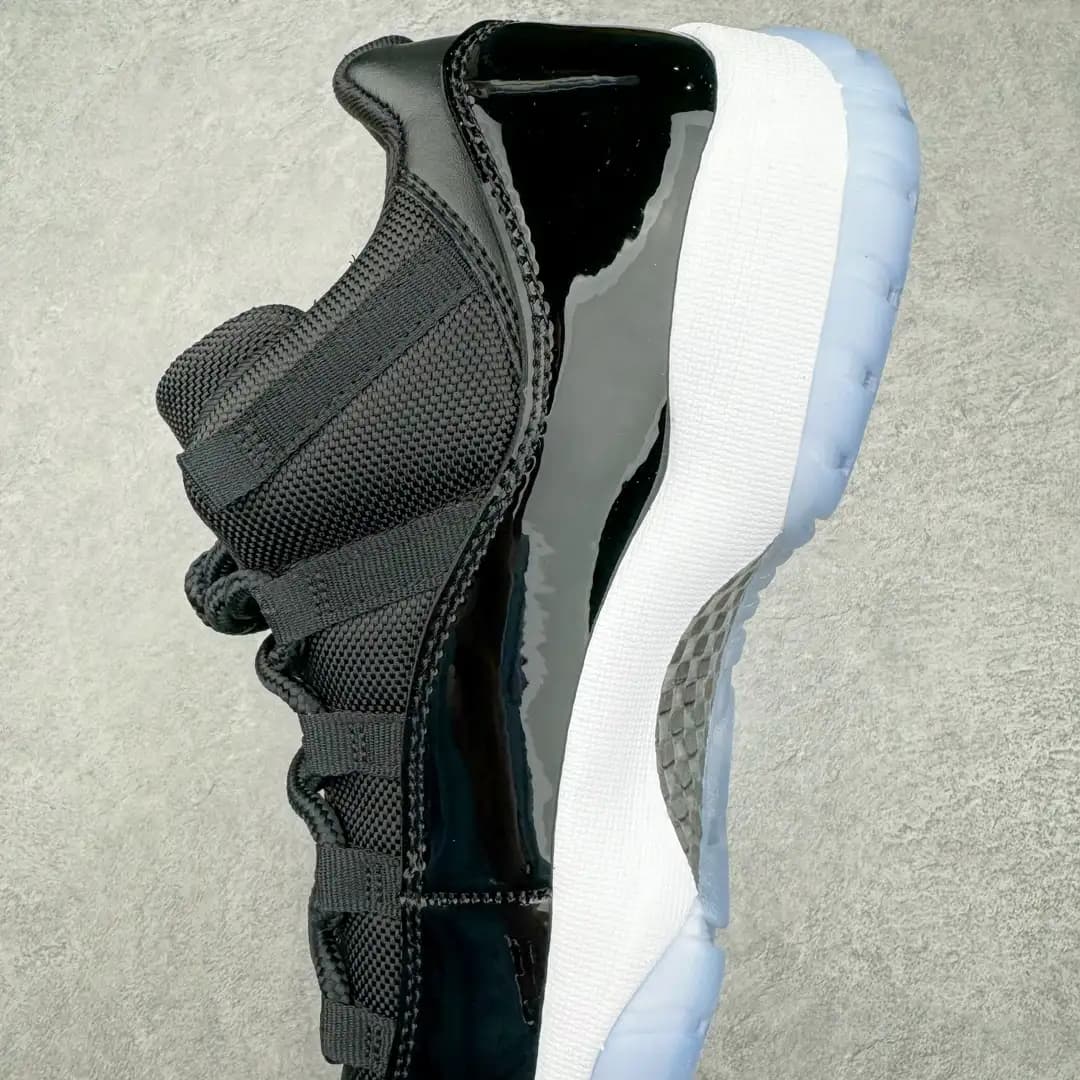 Air Jordan 11 - Image 3