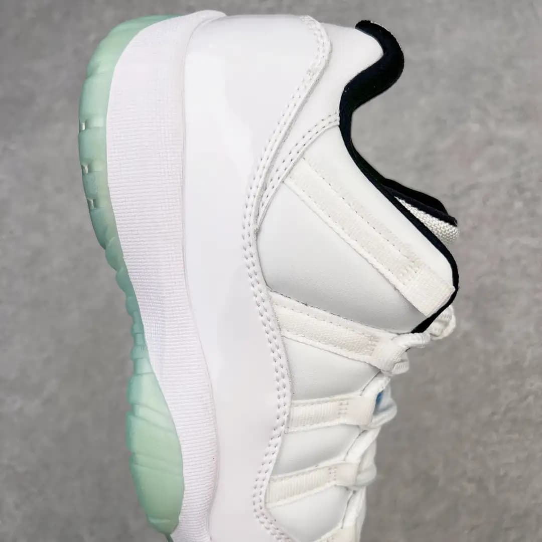 Air Jordan 11 - Image 4