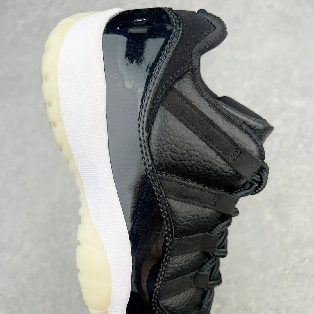 Air Jordan 11 - Image 4
