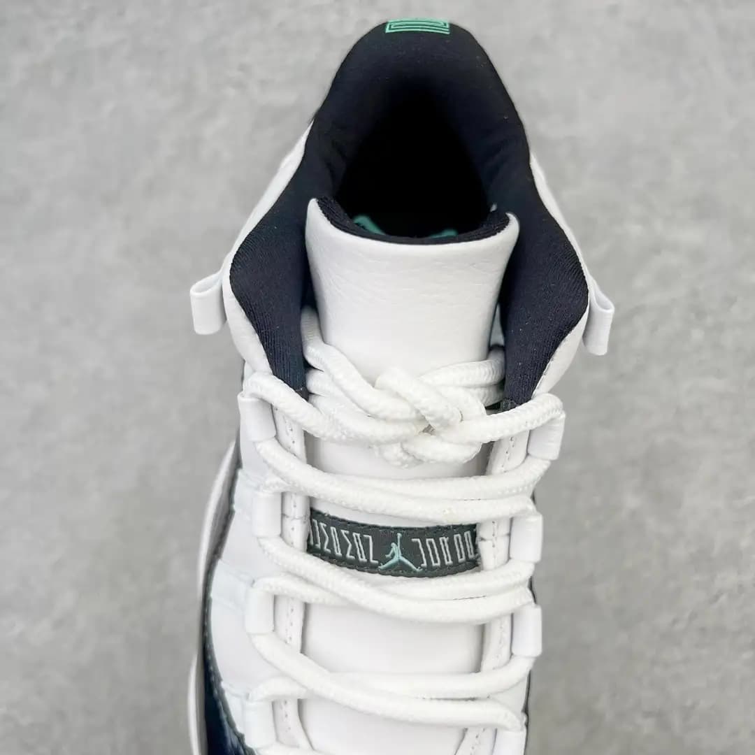 Air Jordan 11 - Image 2