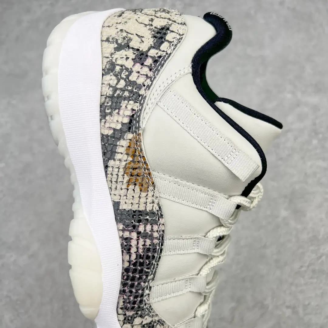 Air Jordan 11 - Image 3