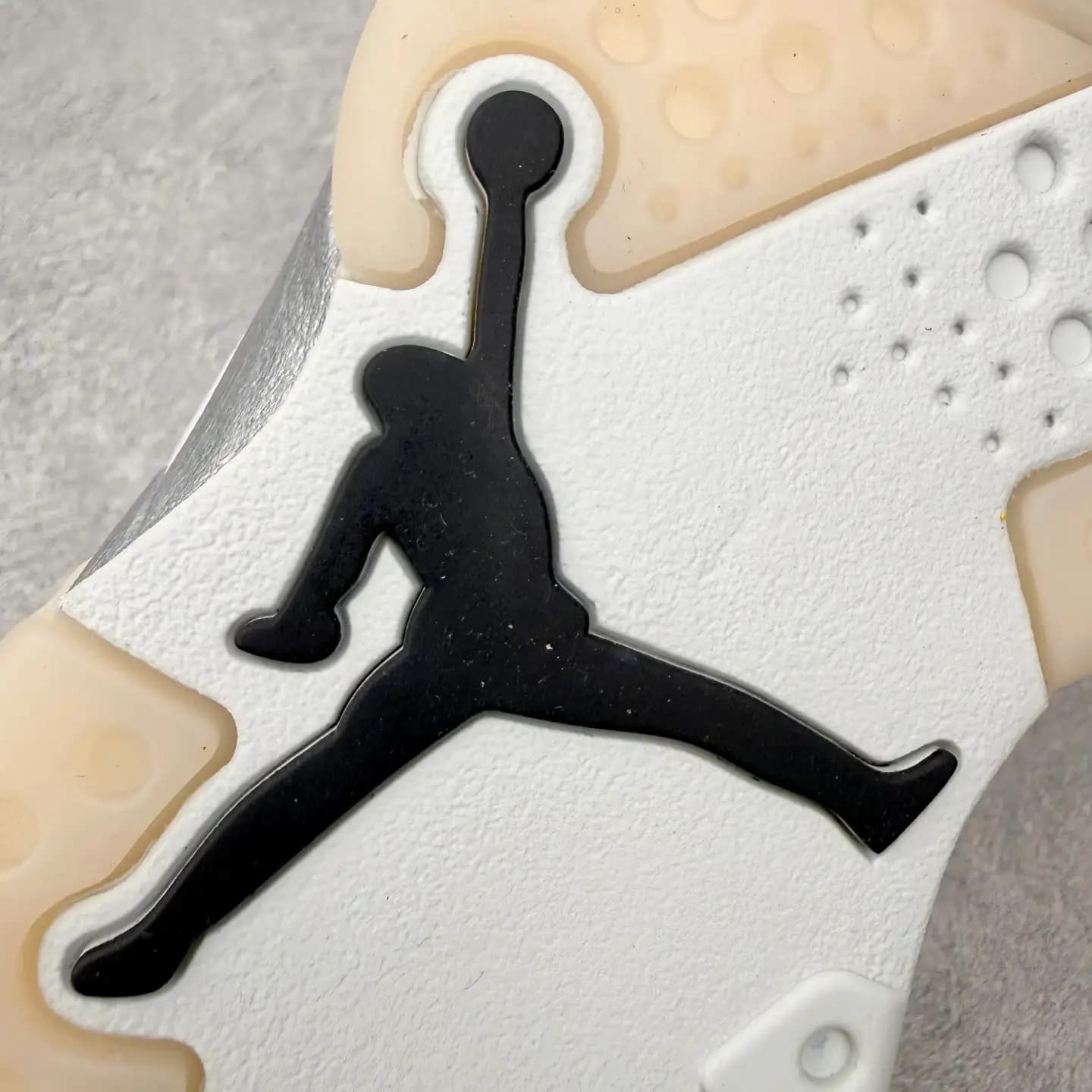 Air Jordan 6 - Image 9