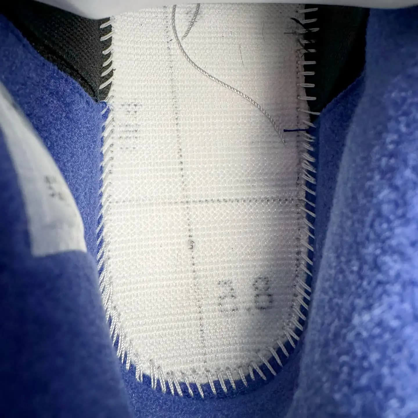 Air Jordan 4 - Image 4