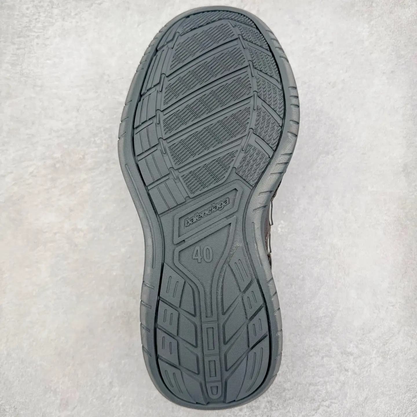 Balenciaga Hamptons Worn-Out Sneakers - Image 3
