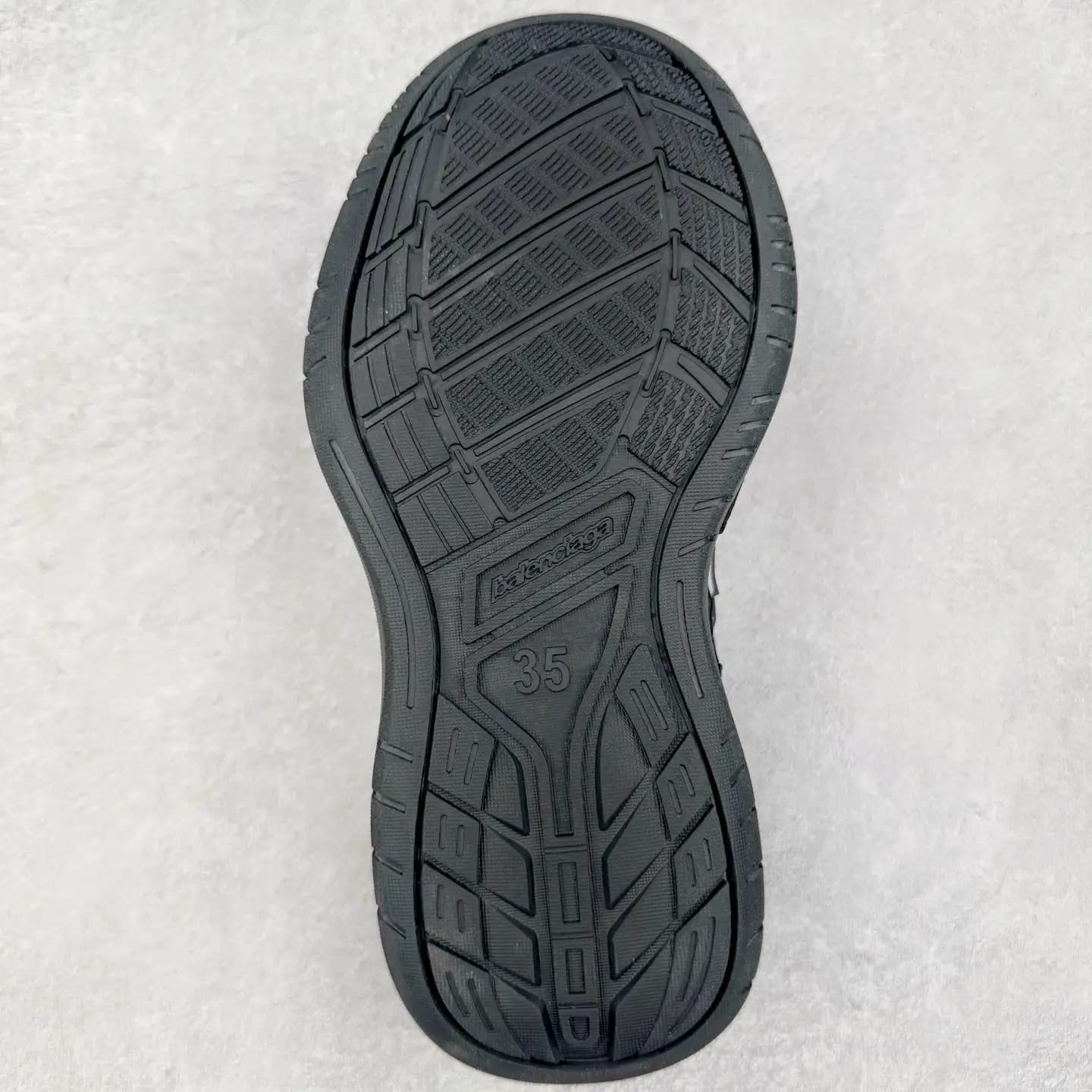 Balenciaga Hamptons Worn-Out Sneakers - Image 8