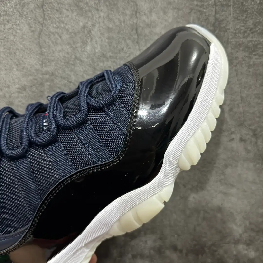 Air Jordan 11 - Image 2