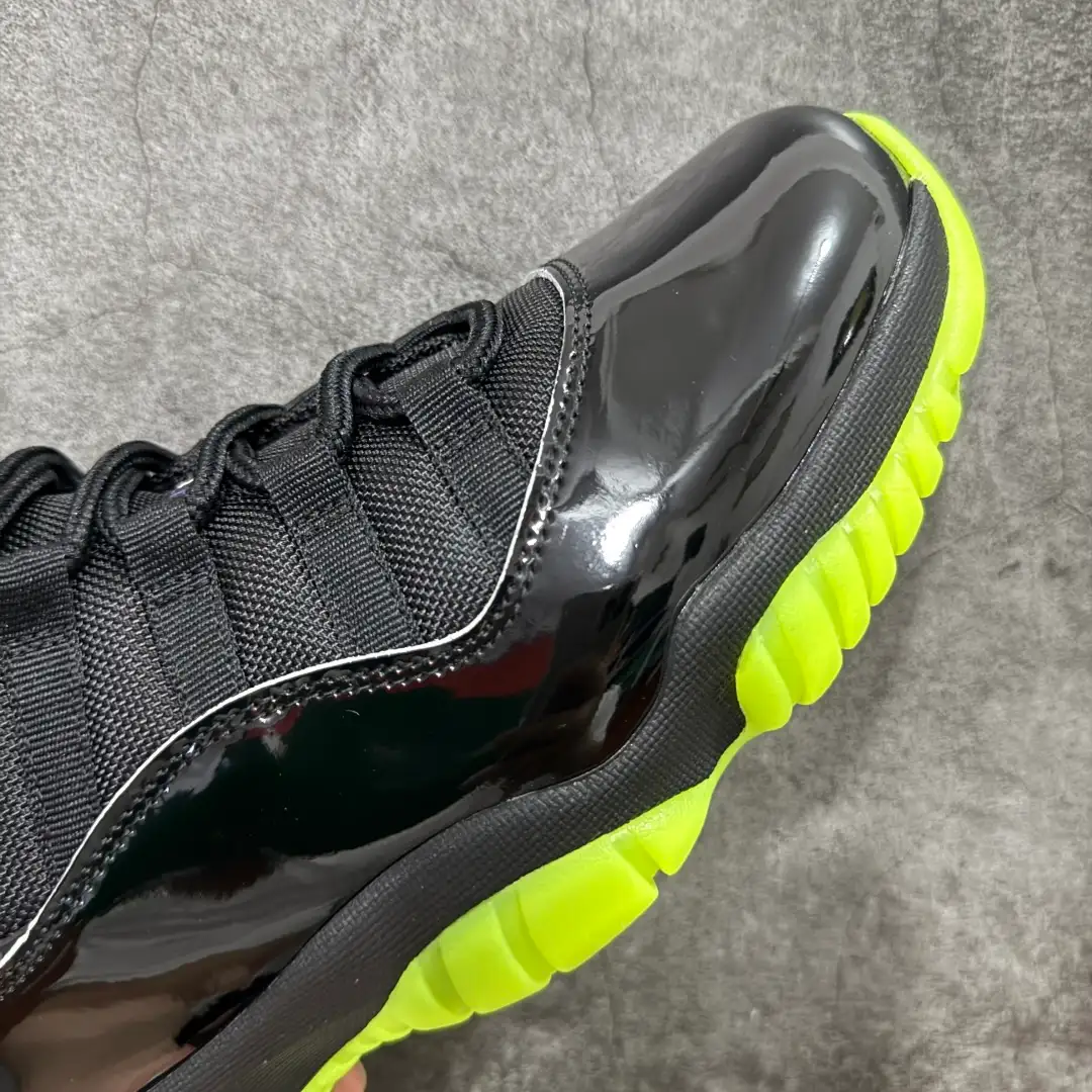 Air Jordan 11 - Image 4