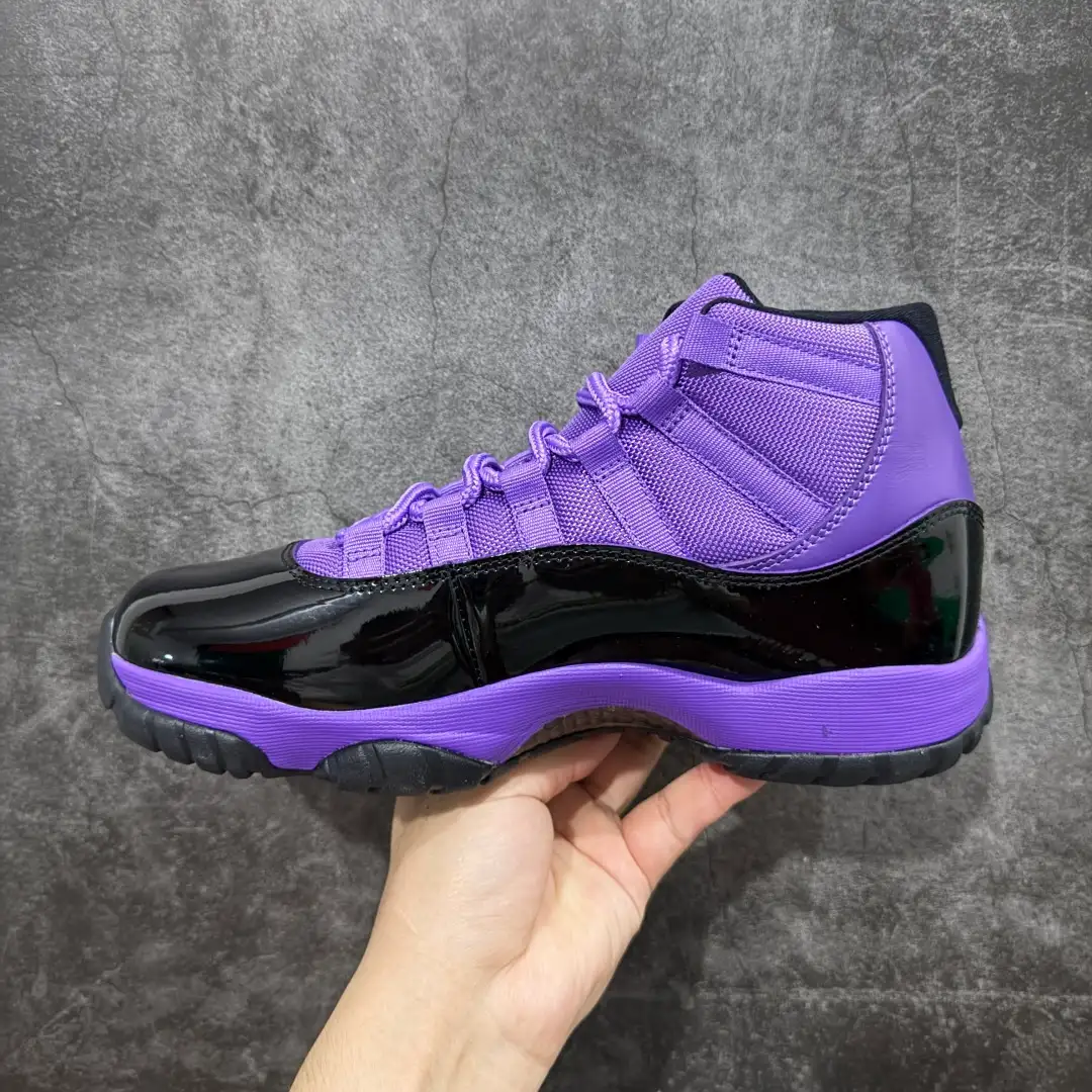 Air Jordan 11 - Image 2
