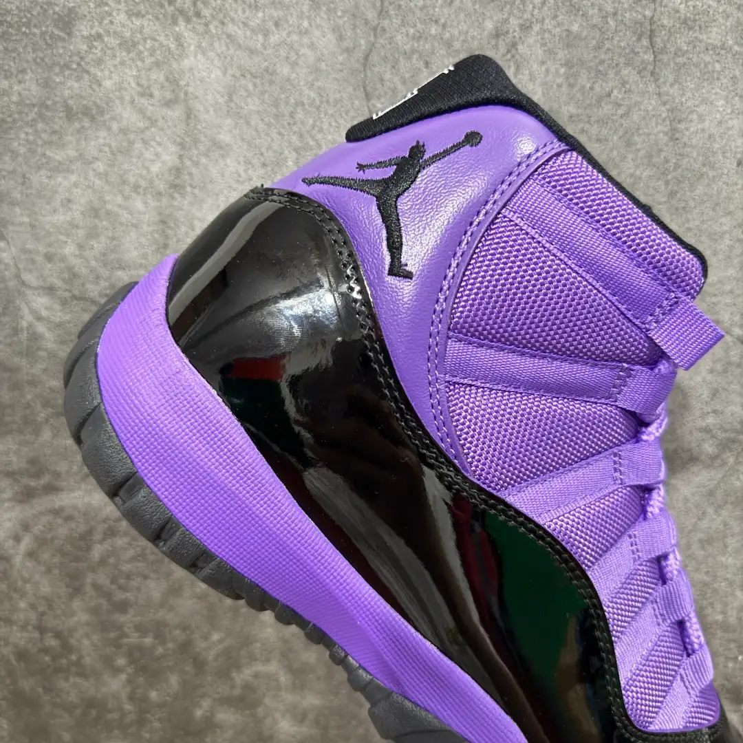 Air Jordan 11 - Image 3