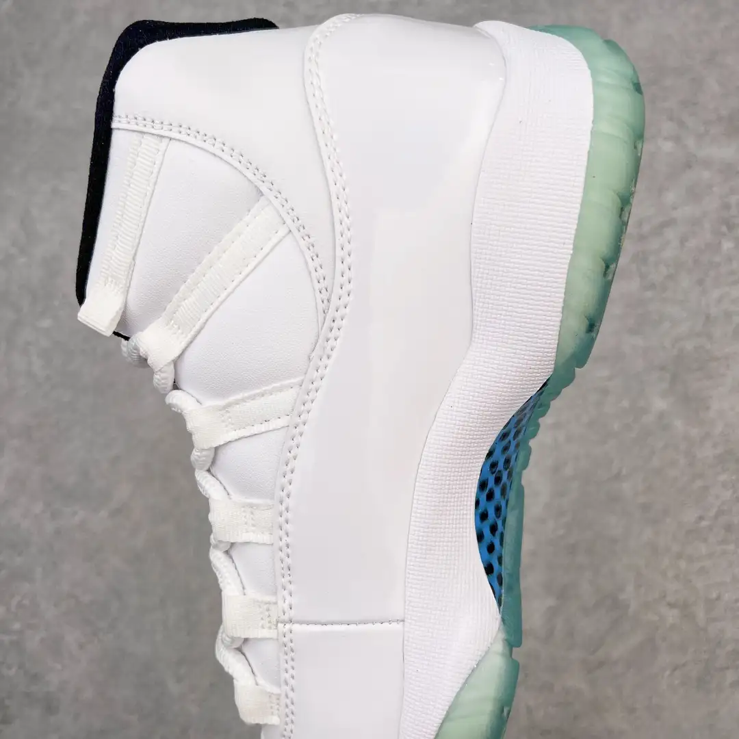 Air Jordan 11 - Image 4