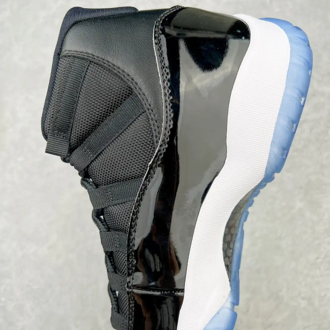 Air Jordan 11 - Image 4