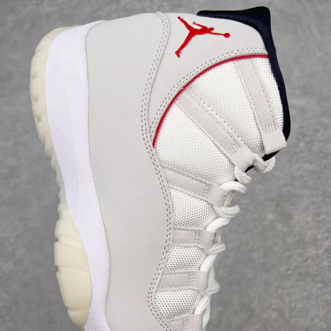 Air Jordan 11 - Image 4