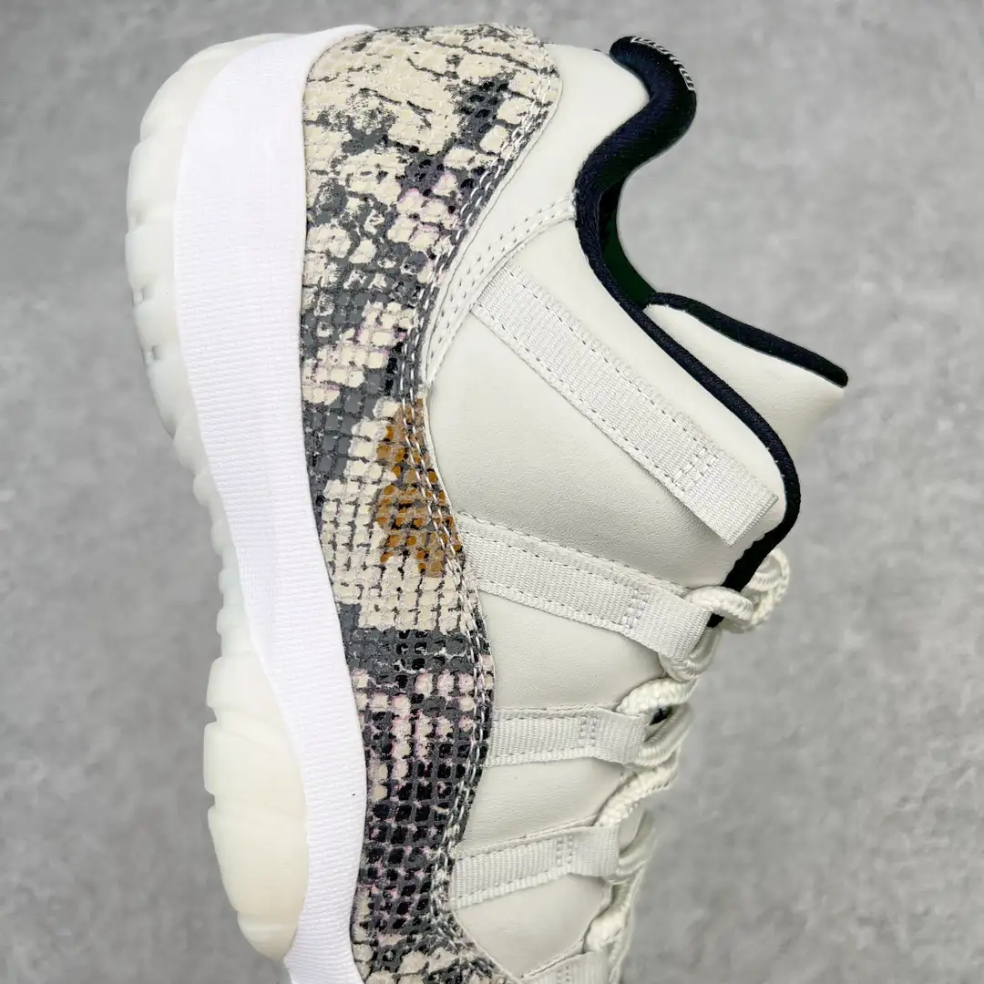 Air Jordan 11 - Image 3