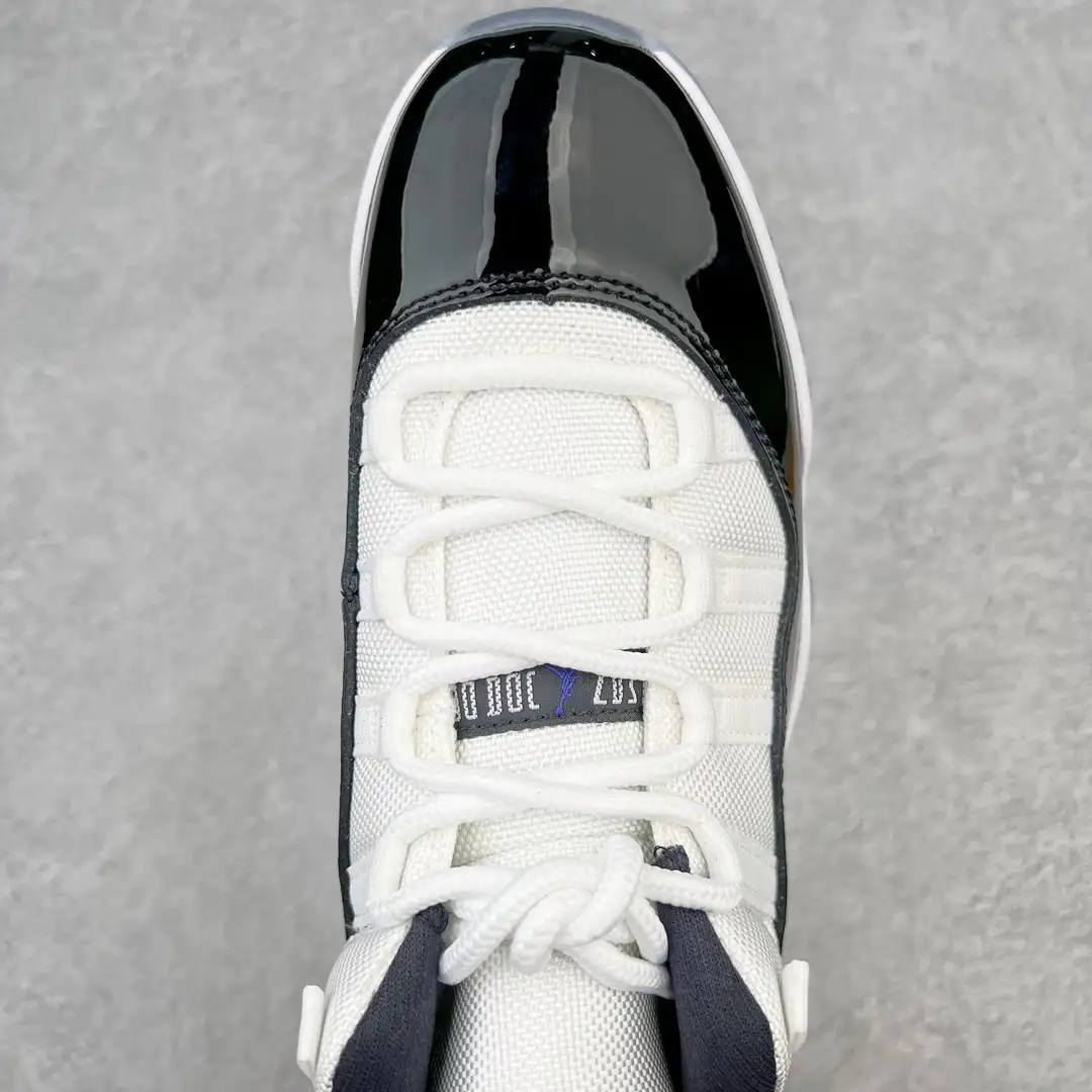 Air Jordan 11 - Image 4