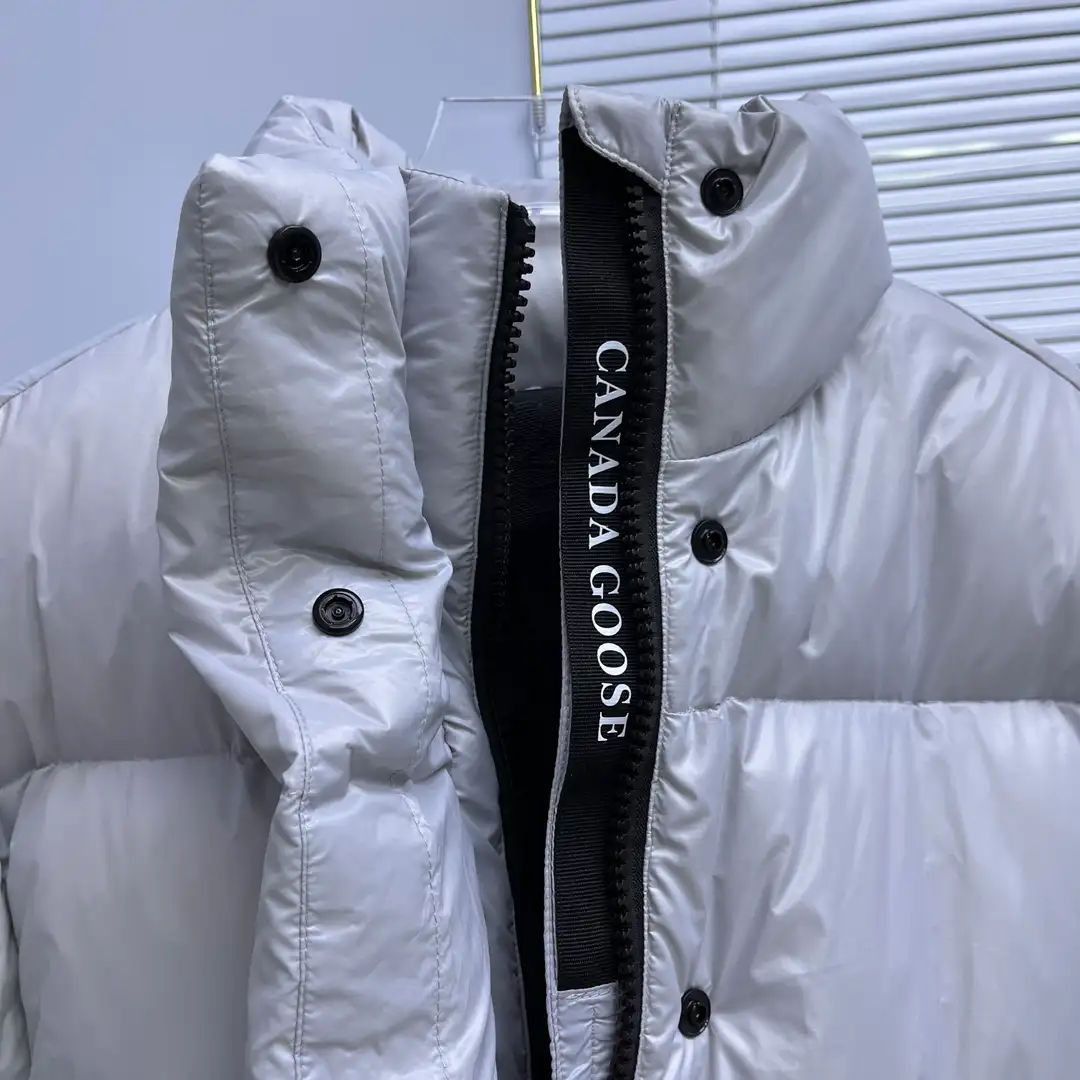 Canada Goose women’s Short Puff Down Jacket - Image 6