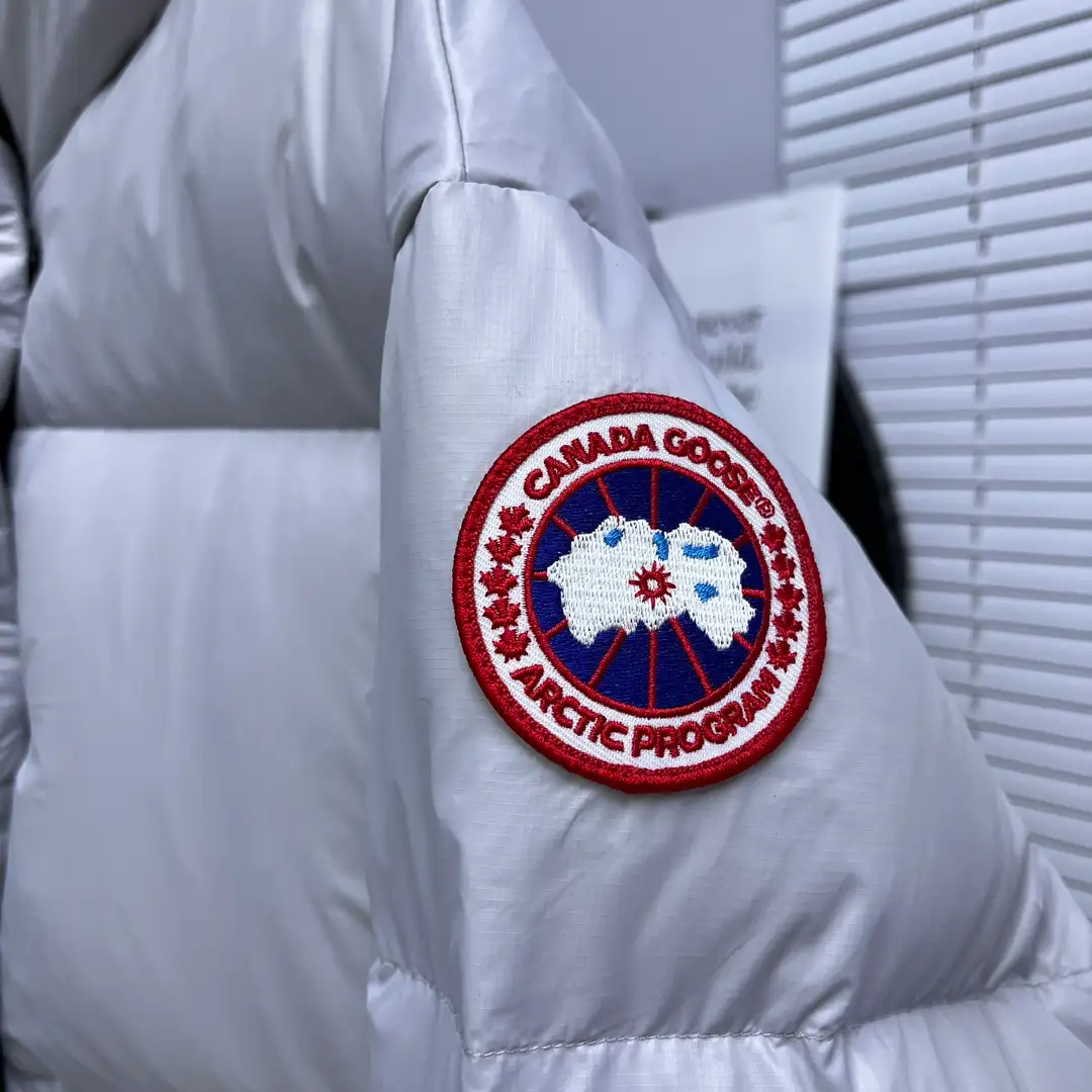 Canada Goose women’s Short Puff Down Jacket - Image 8