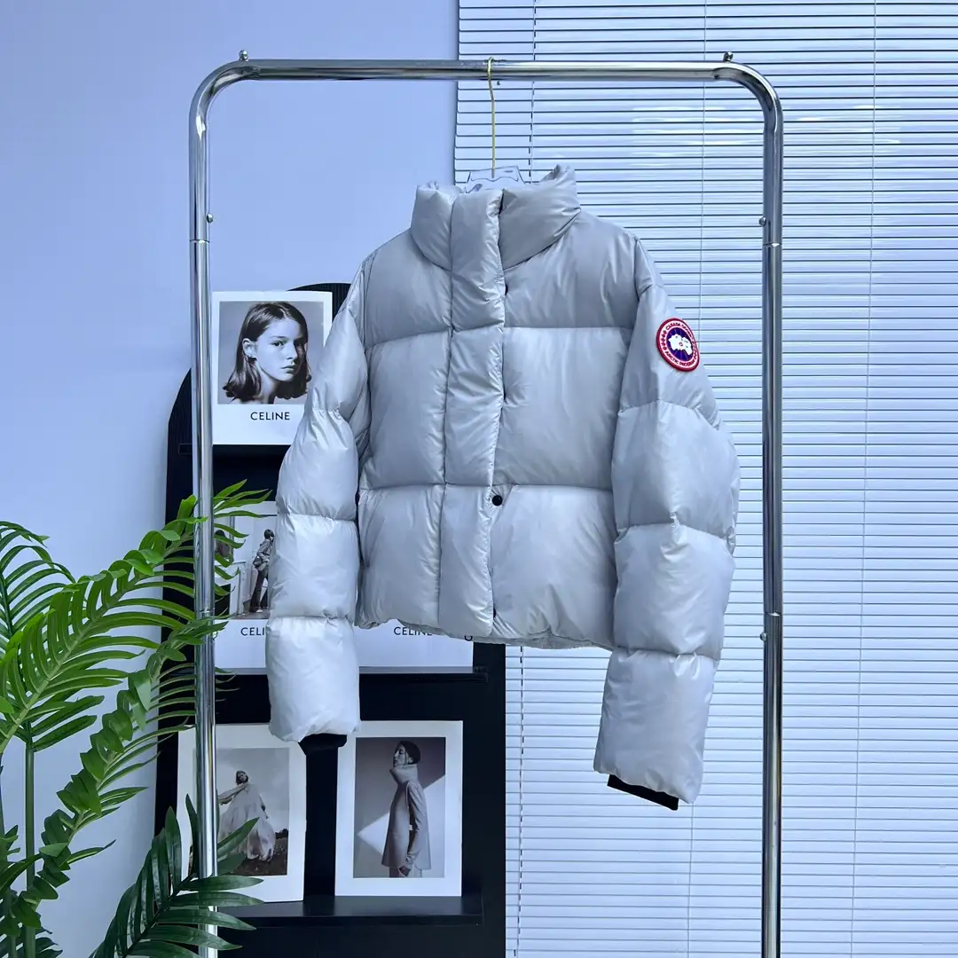 Canada Goose women’s Short Puff Down Jacket - Image 3