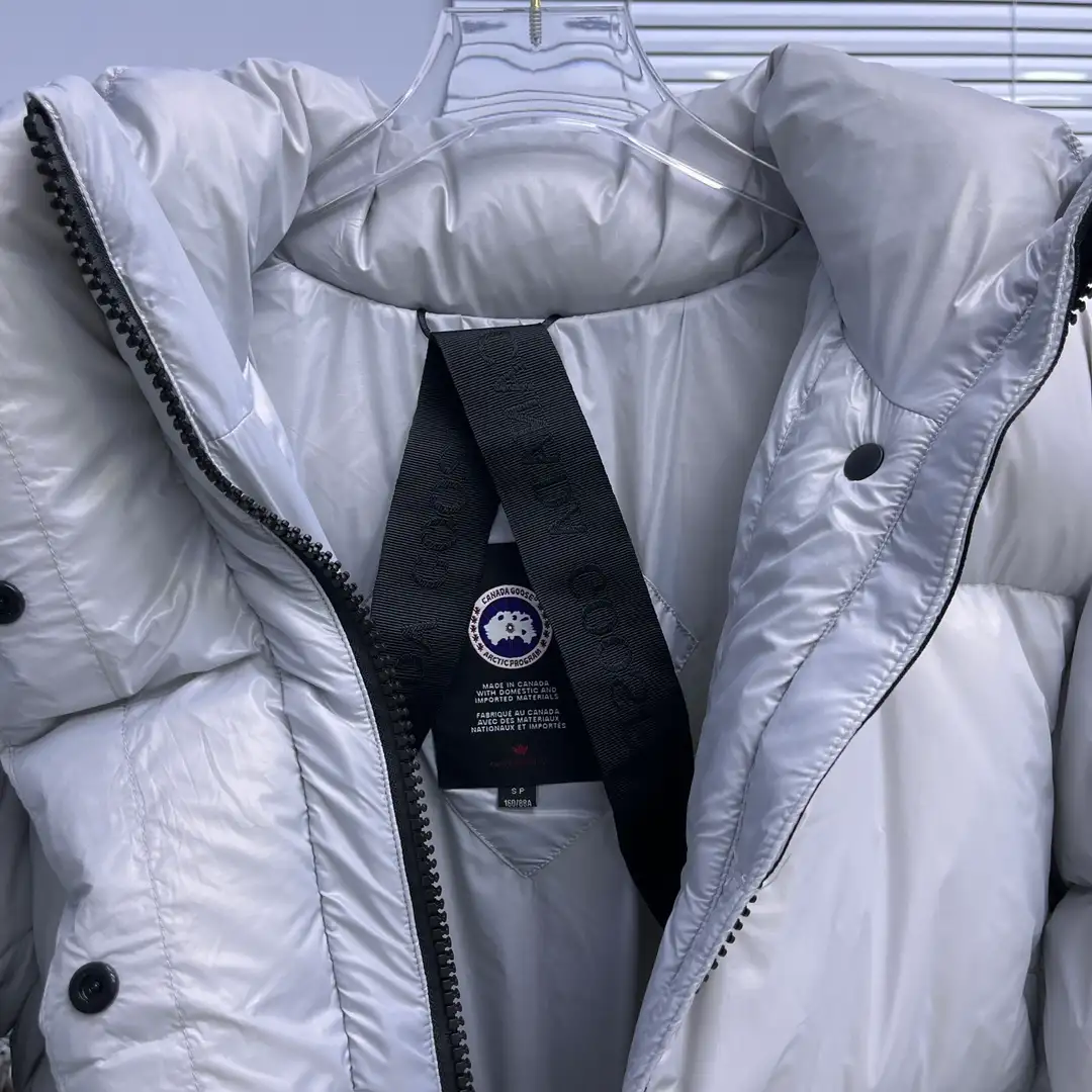 Canada Goose women’s Short Puff Down Jacket - Image 9