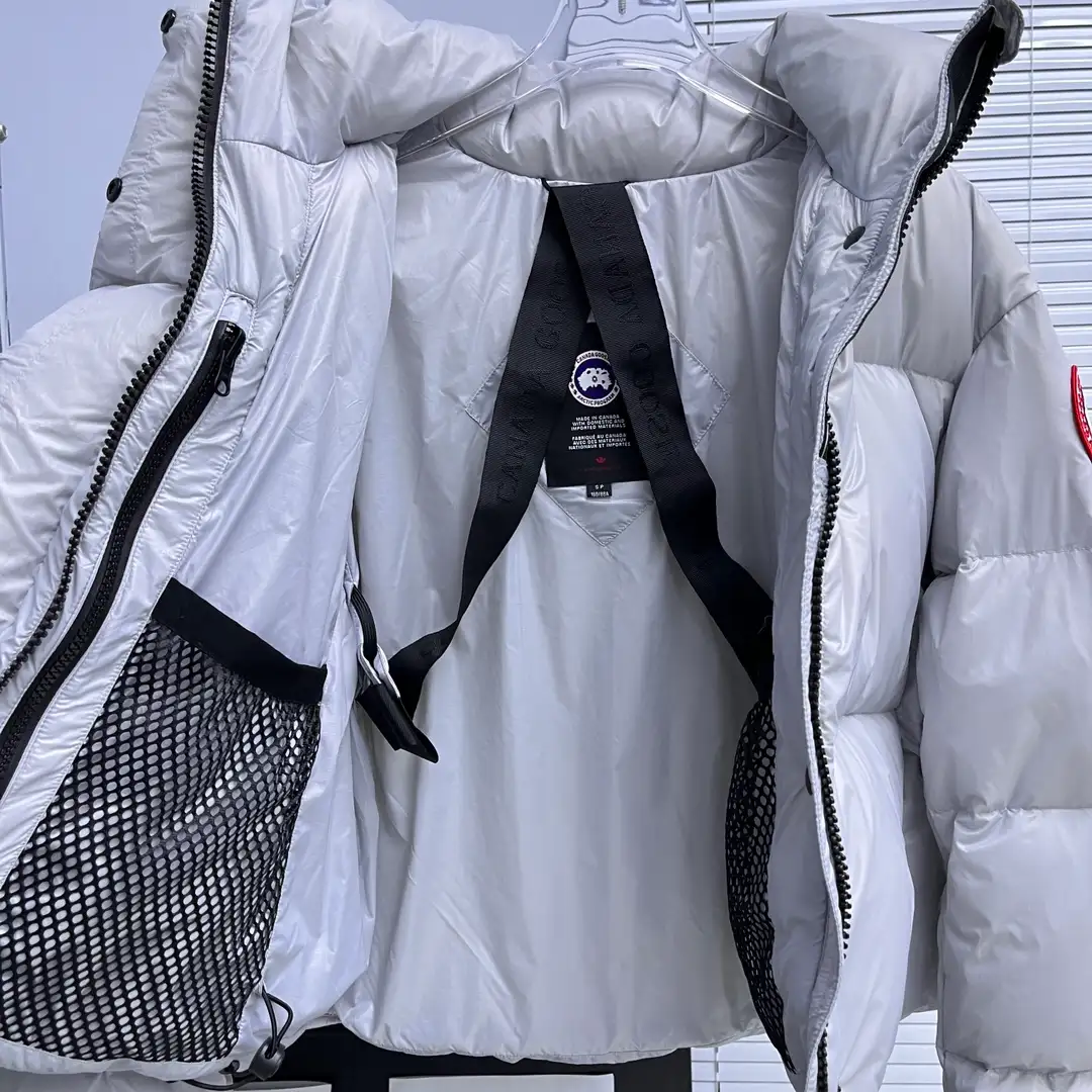 Canada Goose women’s Short Puff Down Jacket - Image 7