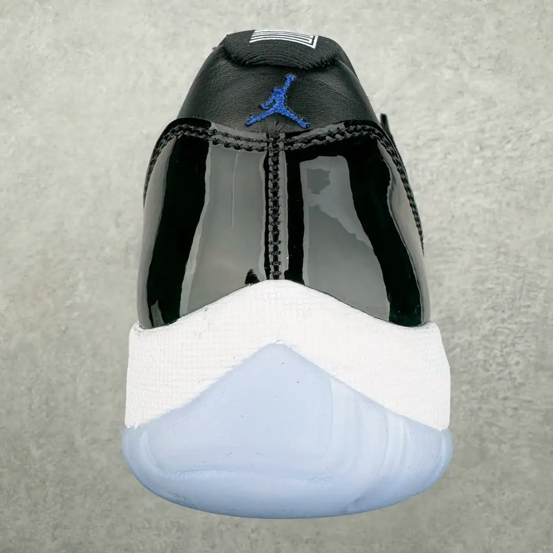 Air Jordan 11 - Image 4