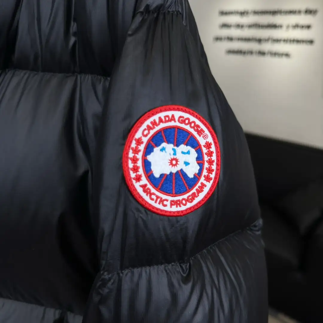 Canada Goose women’s Short Puff Down Jacket - Image 10