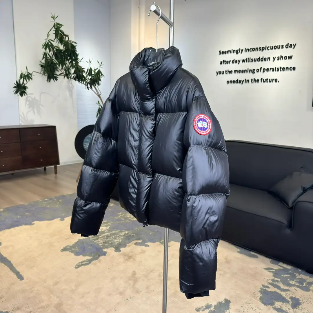 Canada Goose women’s Short Puff Down Jacket - Image 4