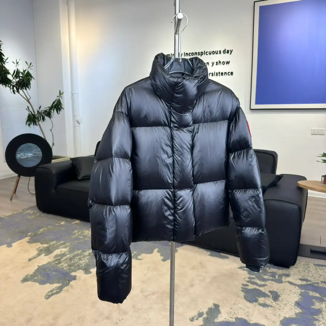 Canada Goose women’s Short Puff Down Jacket - Image 6
