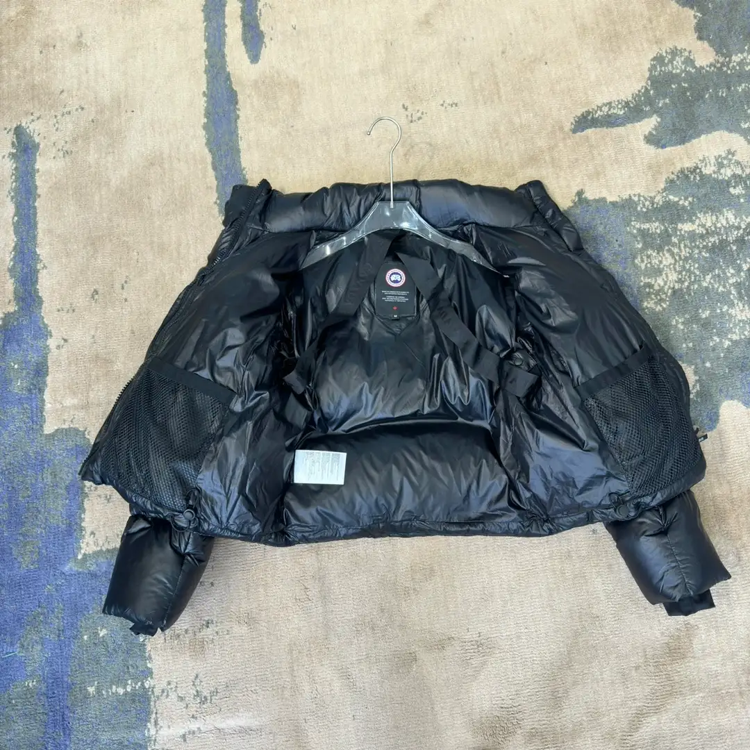 Canada Goose women’s Short Puff Down Jacket - Image 7