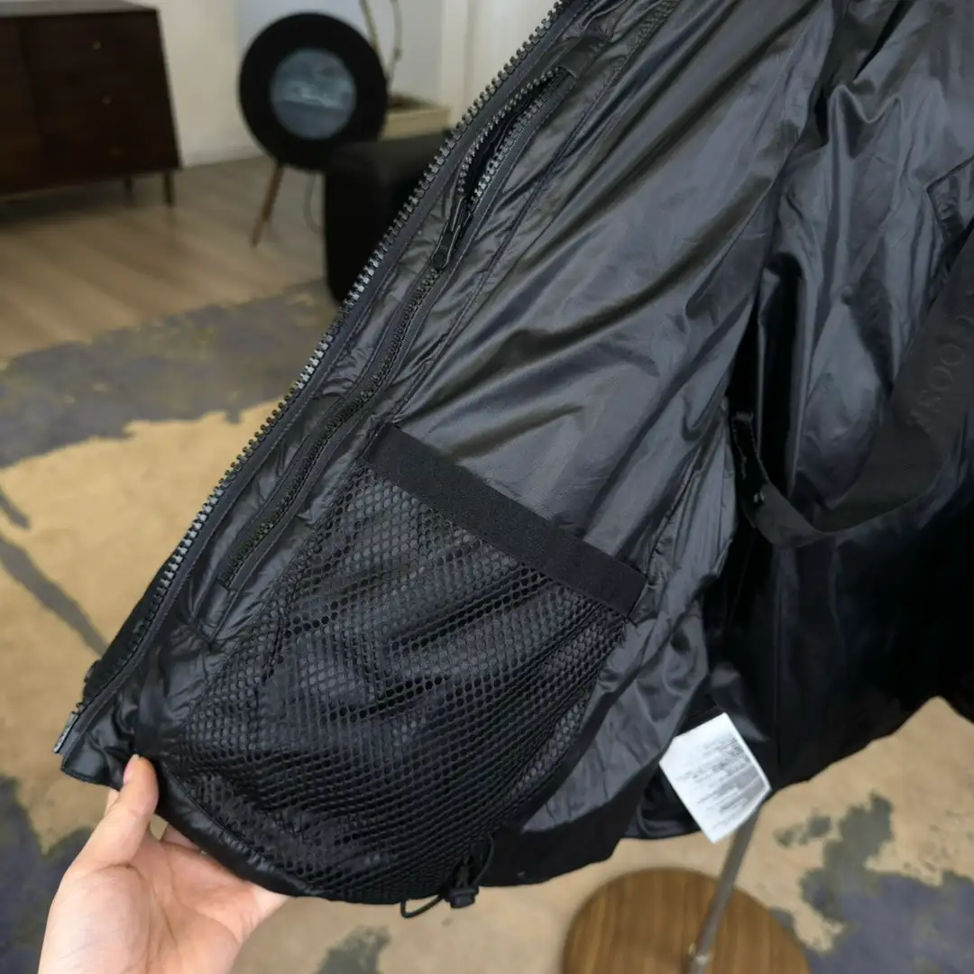 Canada Goose women’s Short Puff Down Jacket - Image 8