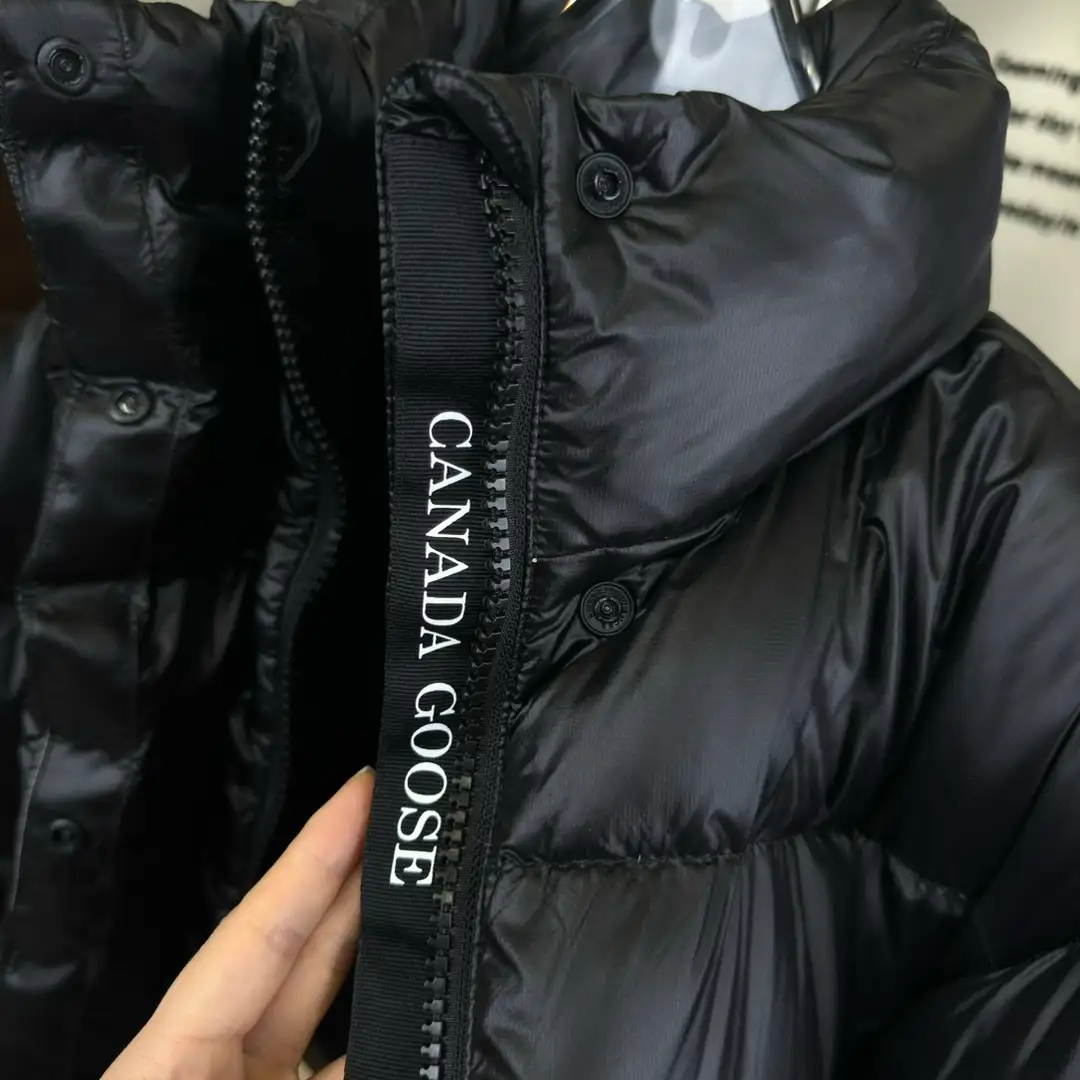 Canada Goose women’s Short Puff Down Jacket - Image 9