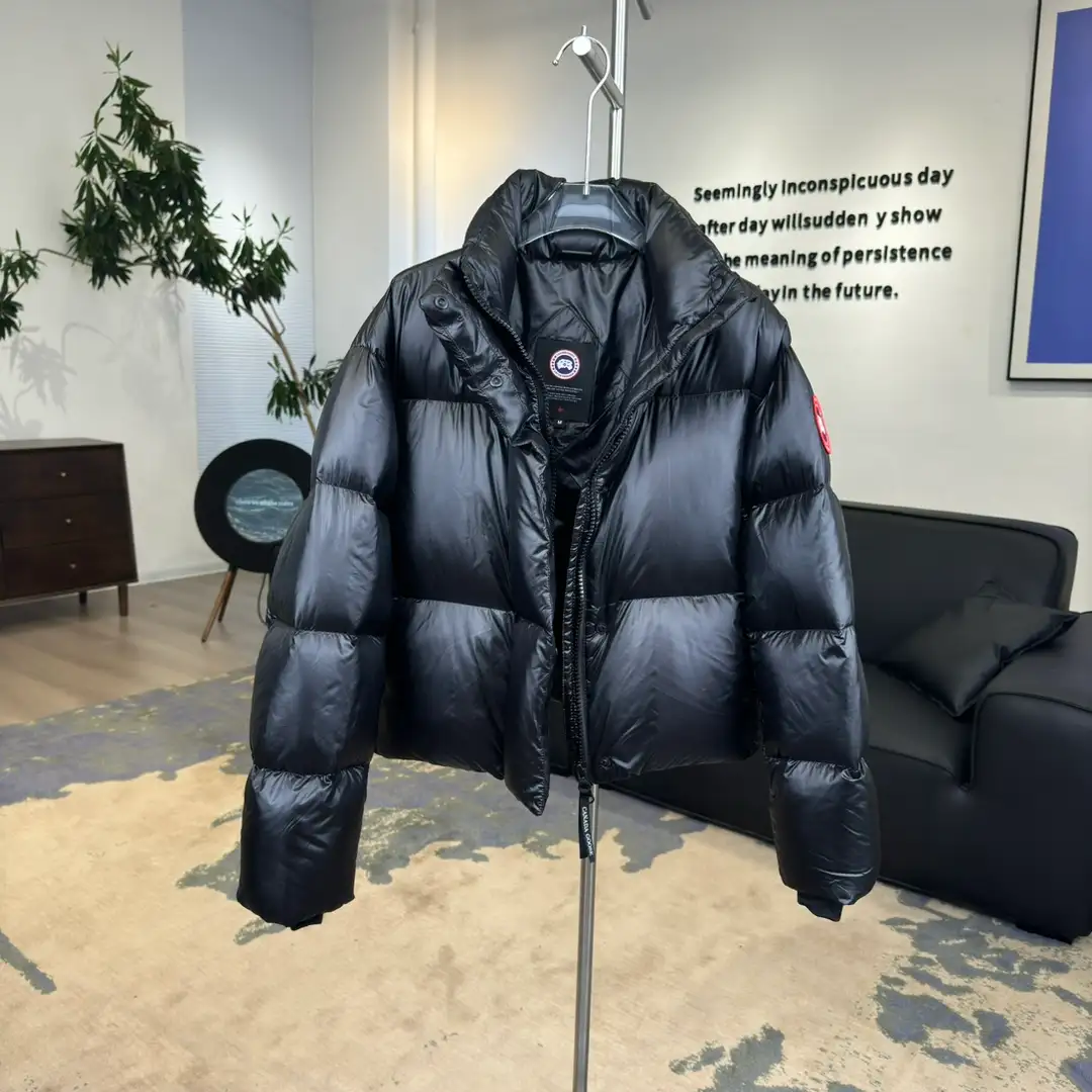 Canada Goose women’s Short Puff Down Jacket - Image 3