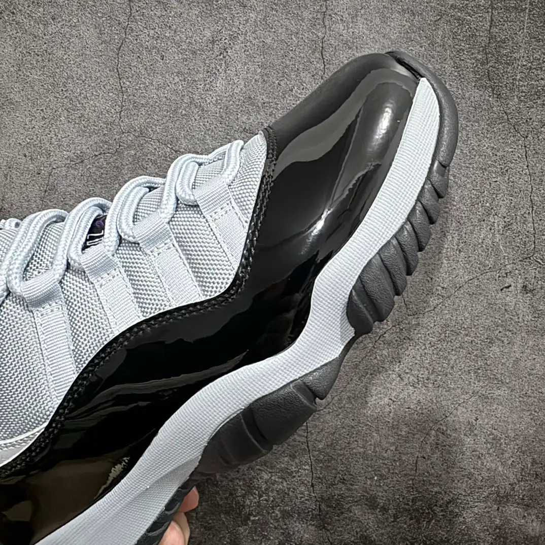 Air Jordan 11 - Image 4