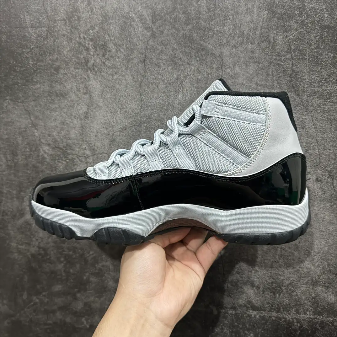 Air Jordan 11 - Image 9