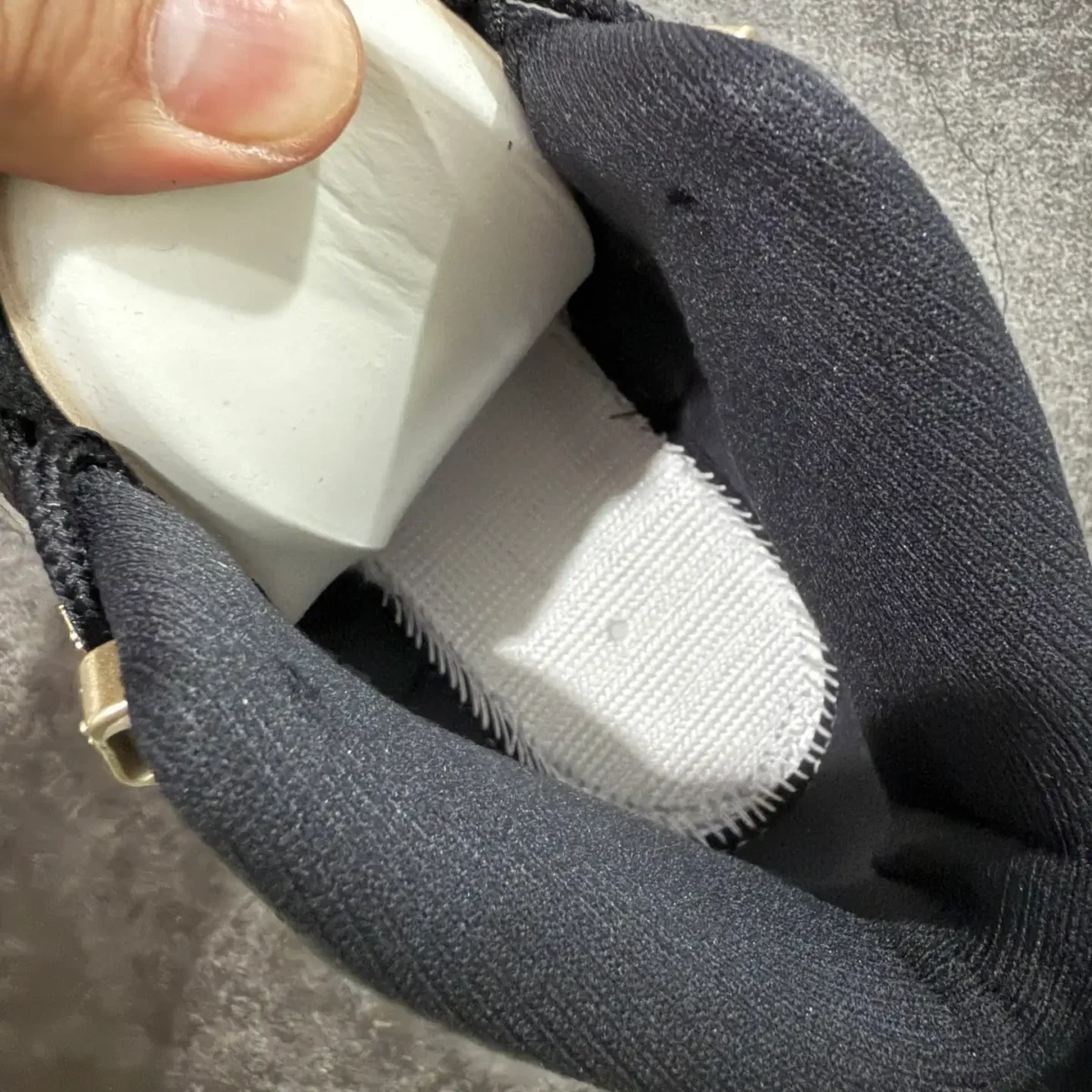 Air Jordan 12 - Image 3