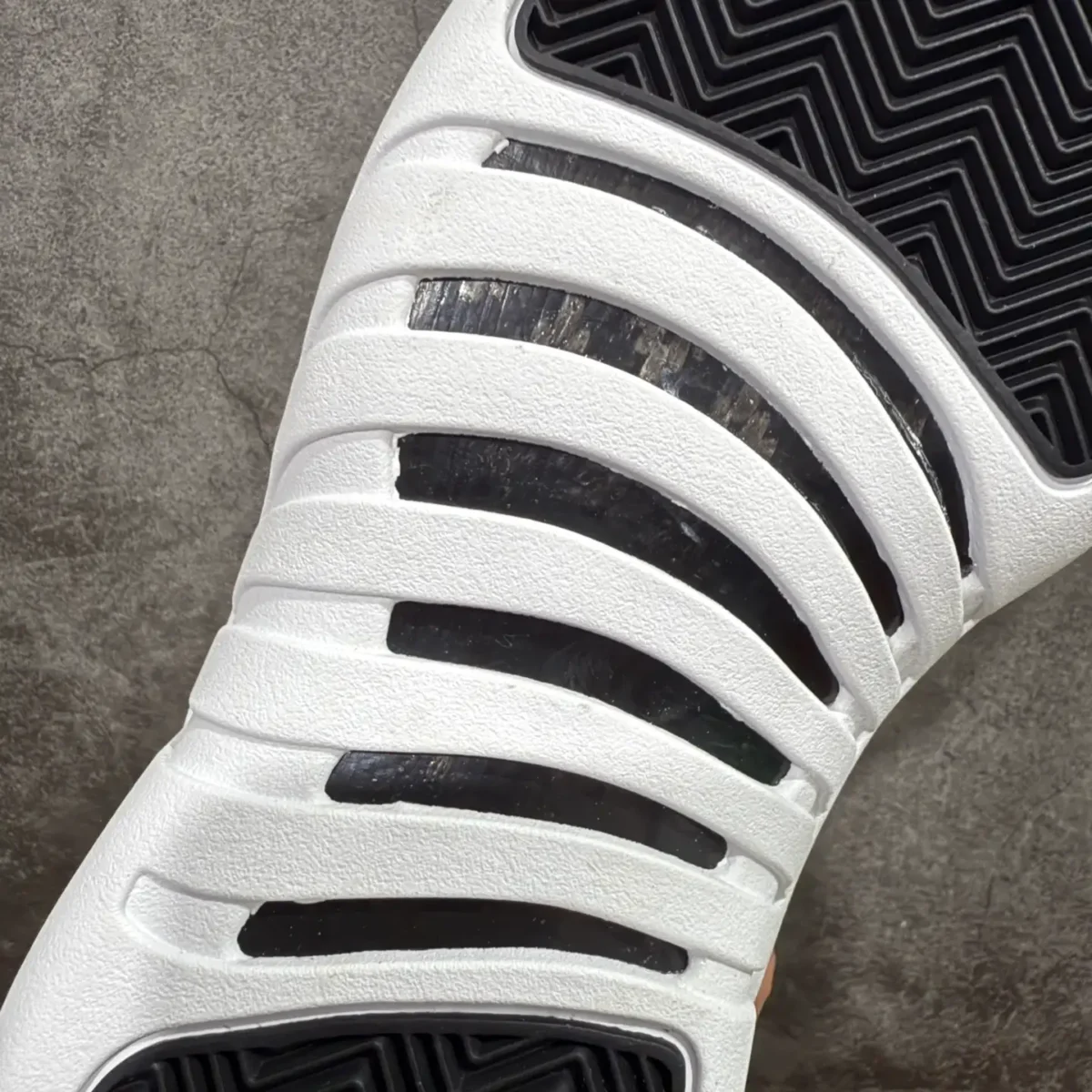 Air Jordan 12 - Image 9