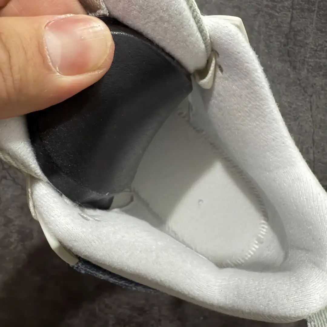 Air Jordan 4 - Image 2