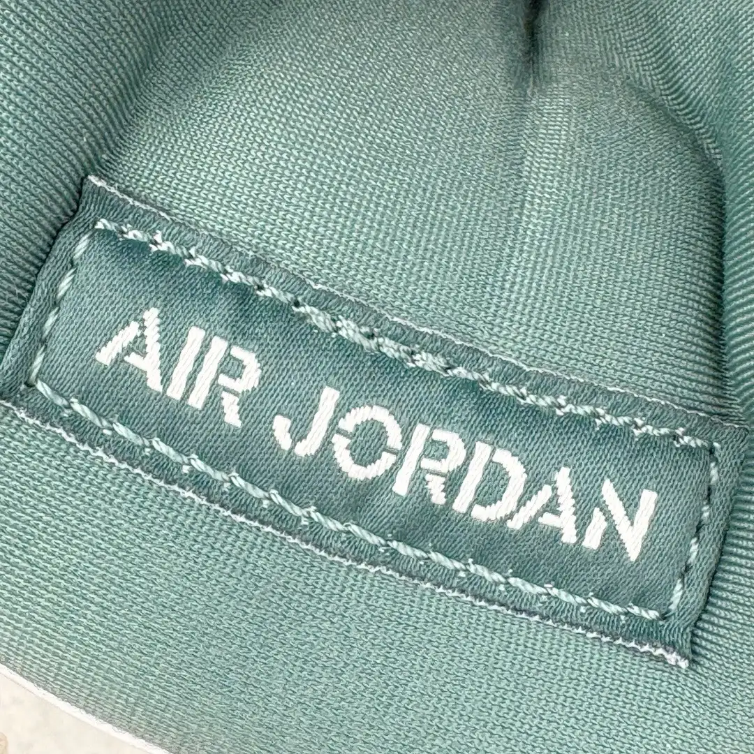 Air Jordan 4 - Image 9
