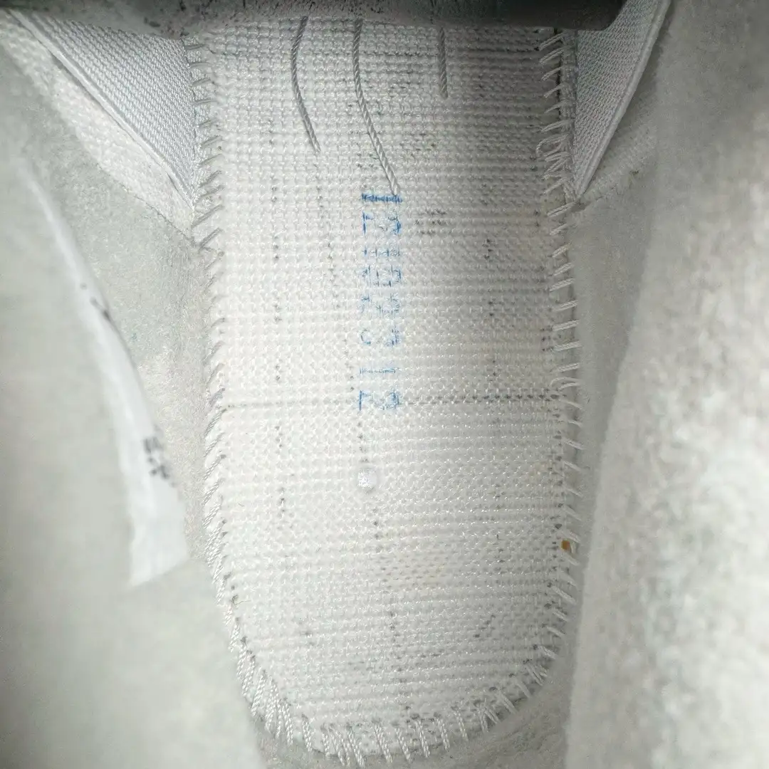Air Jordan 4 - Image 9