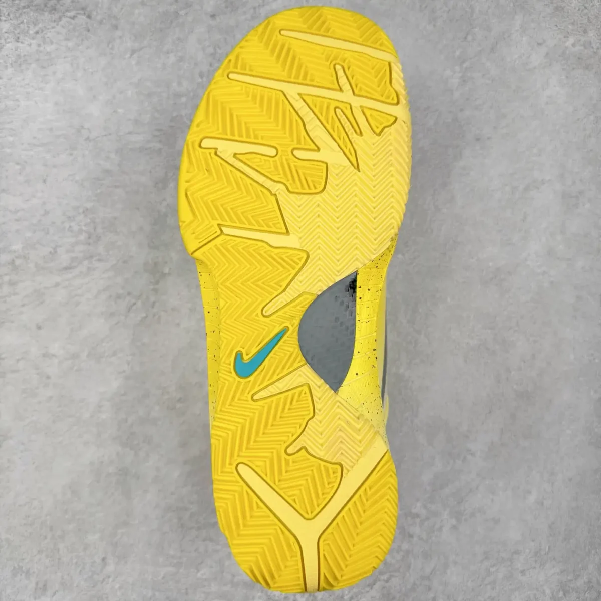 Kobe 4 Basketball Shoes - Image 3