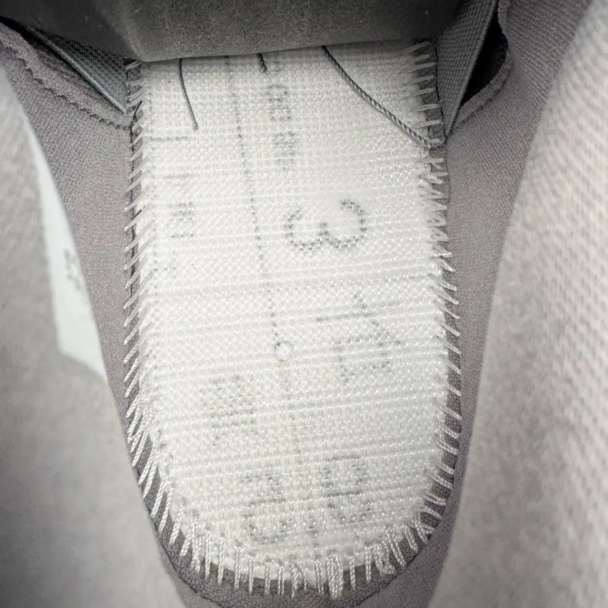 Air Jordan 4 - Image 2