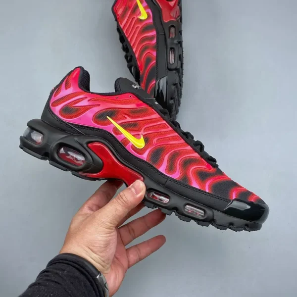 Nike Air Max Plus Supreme Sneakers