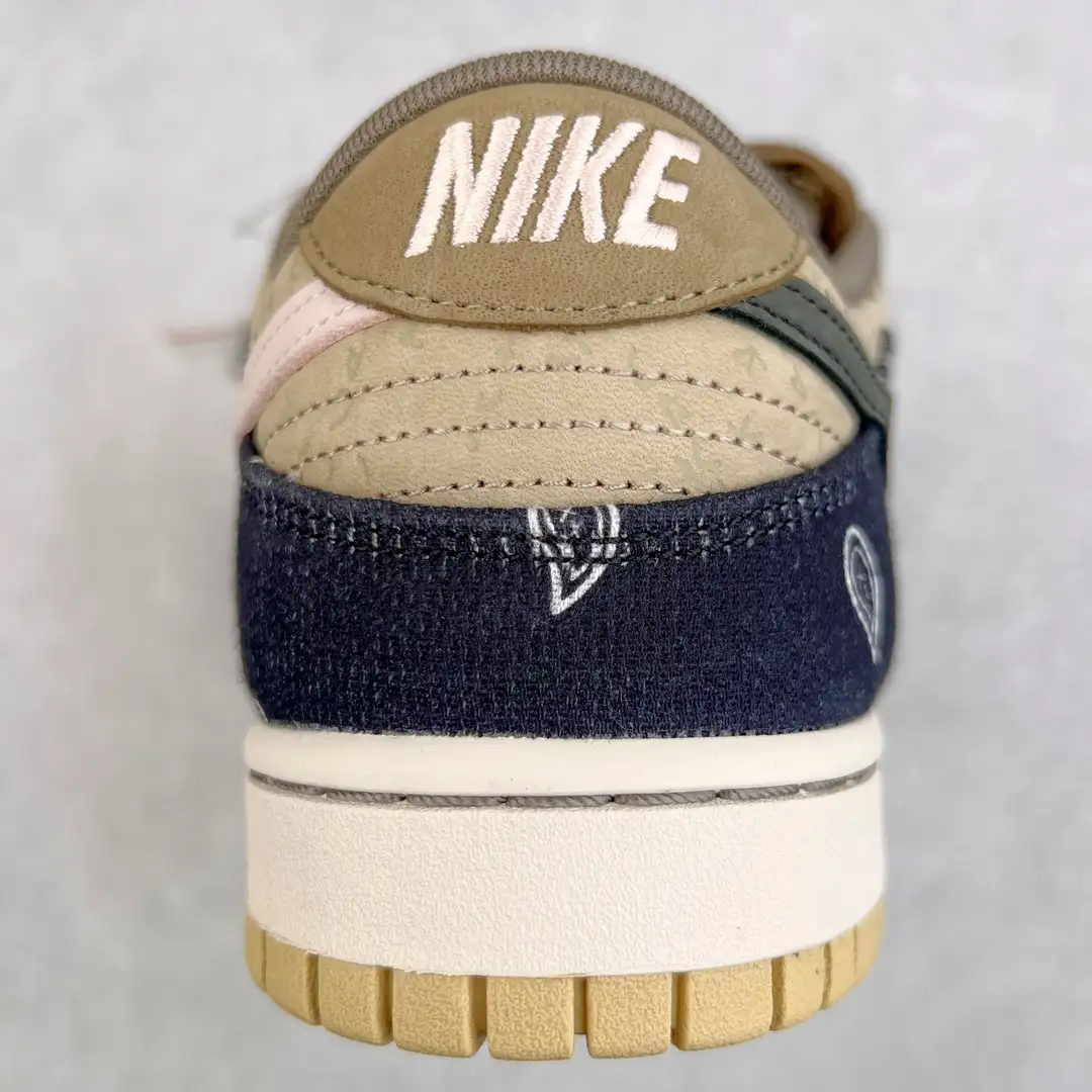 Travis Scott x Nike SB Dunk Low - Image 3
