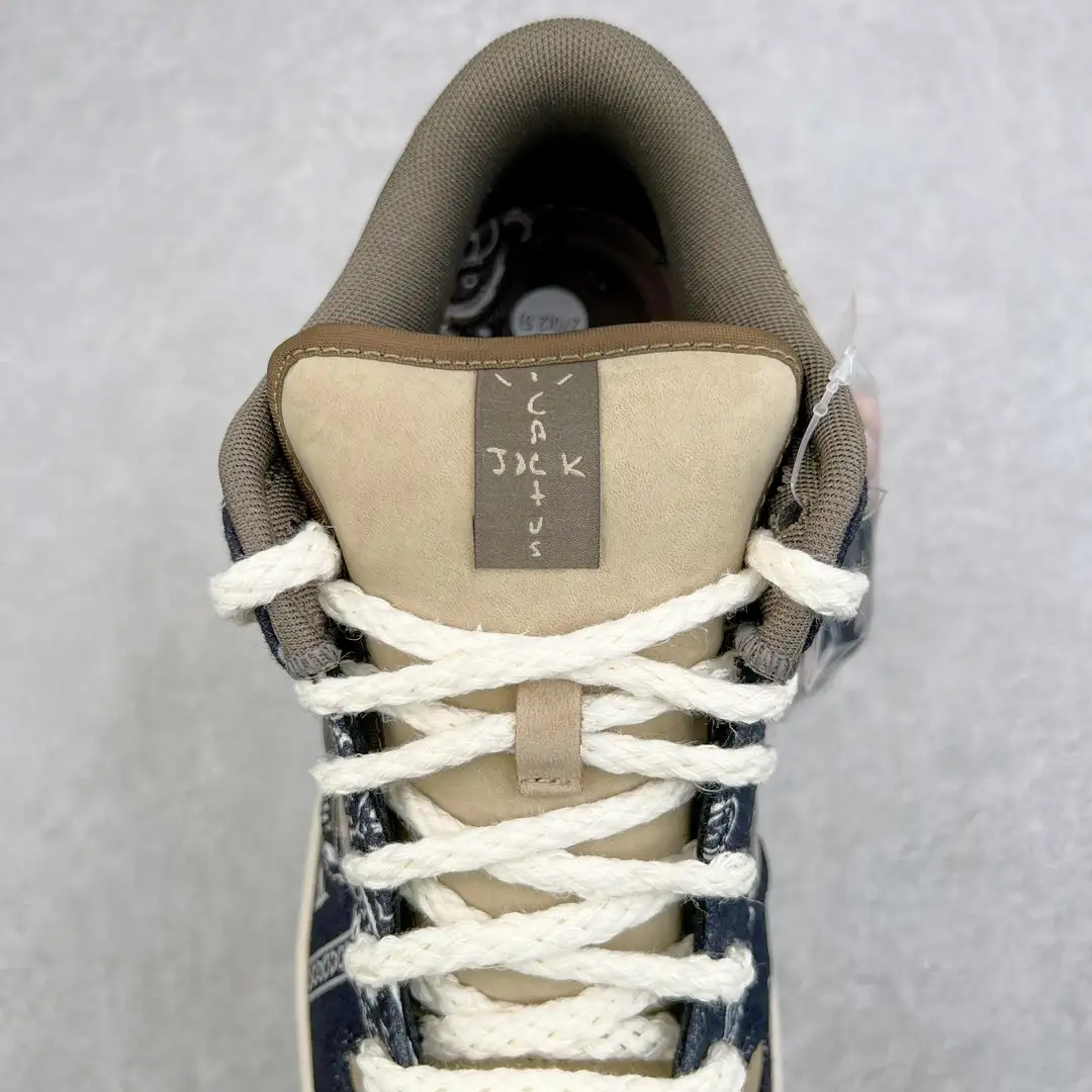 Travis Scott x Nike SB Dunk Low - Image 5