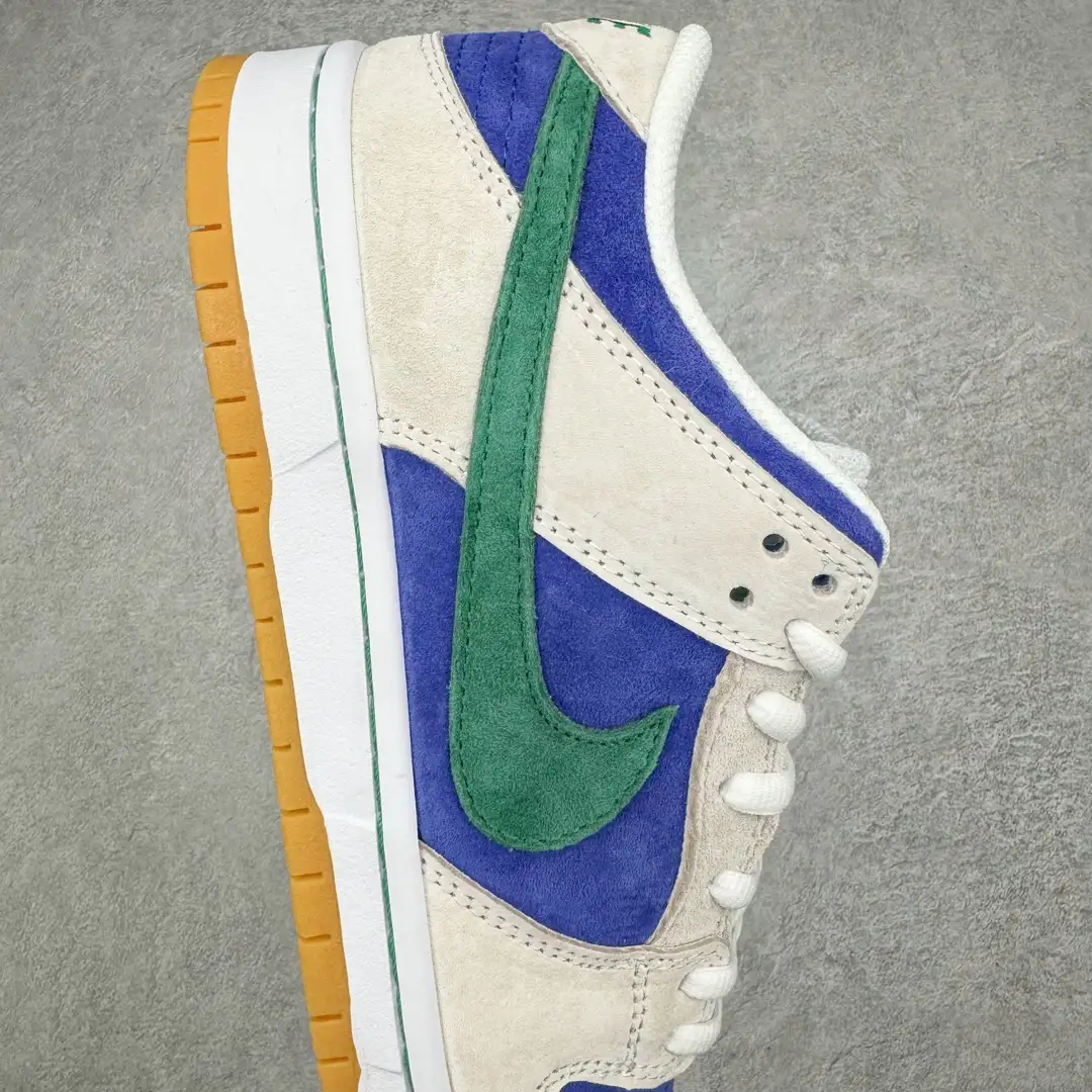 Nike SB Dunk Low Sneakers - Image 3