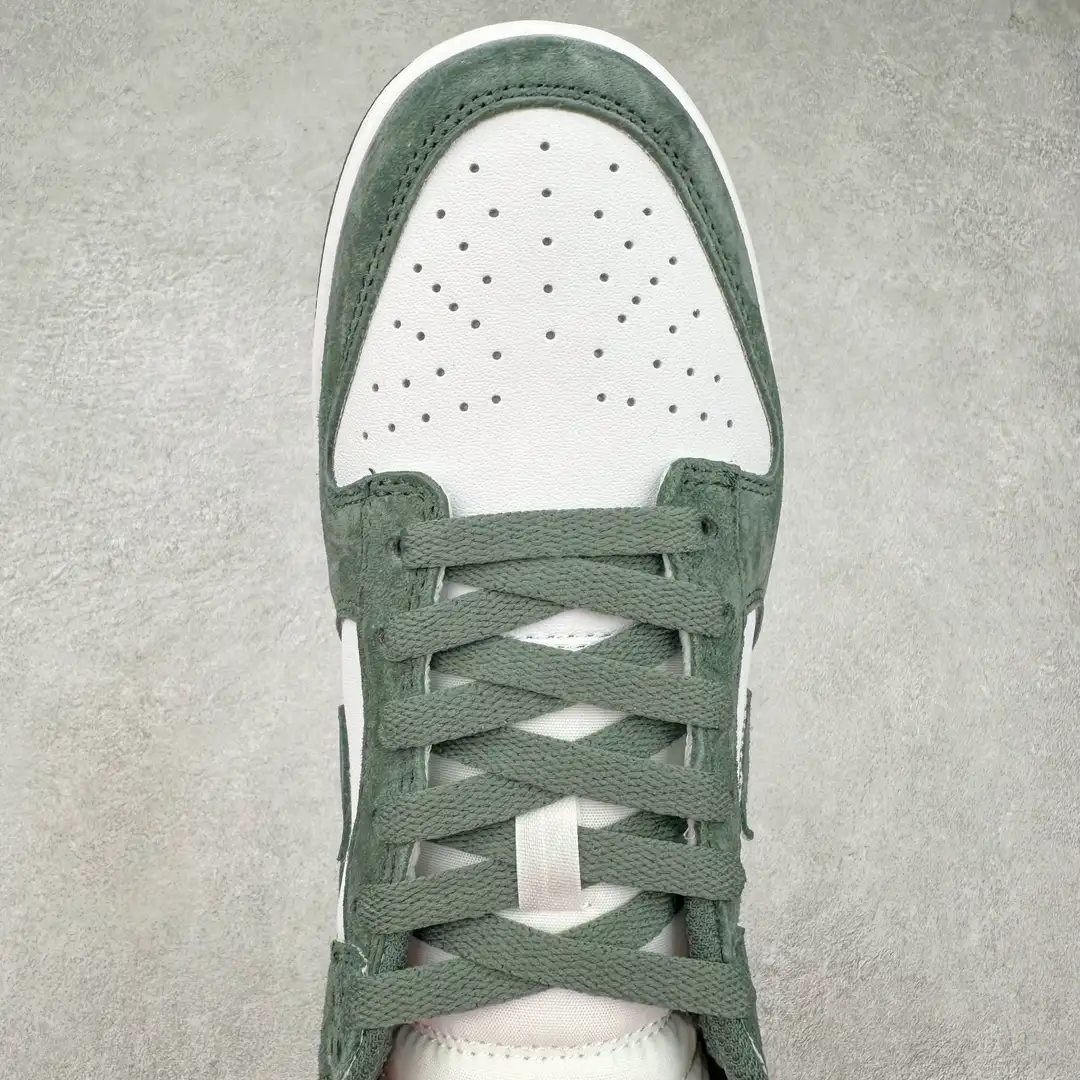 Nike Dunk Low Sneakers - Image 4